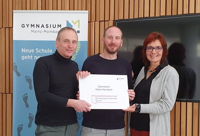 Das Bild zeigt Ulf Neumann-Welkenbach und Christian Schlegel vom Gymnasium Mainz-Mombach sowie Kerstin Goldstein, PL